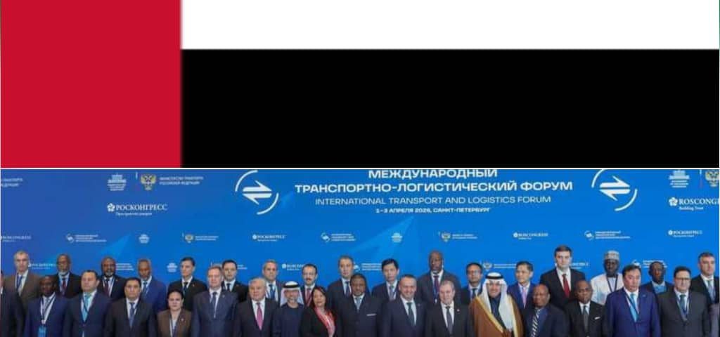 علم الإمارات العربية المتحدة مع صورة وزراء الطاقة خلال منتدى بطرسبرغ في روسيا