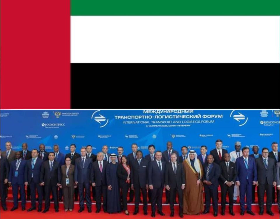 علم الإمارات العربية المتحدة مع صورة وزراء الطاقة خلال منتدى بطرسبرغ في روسيا