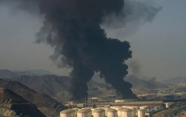 تصاعد ألسنة اللهب في الفجيرة