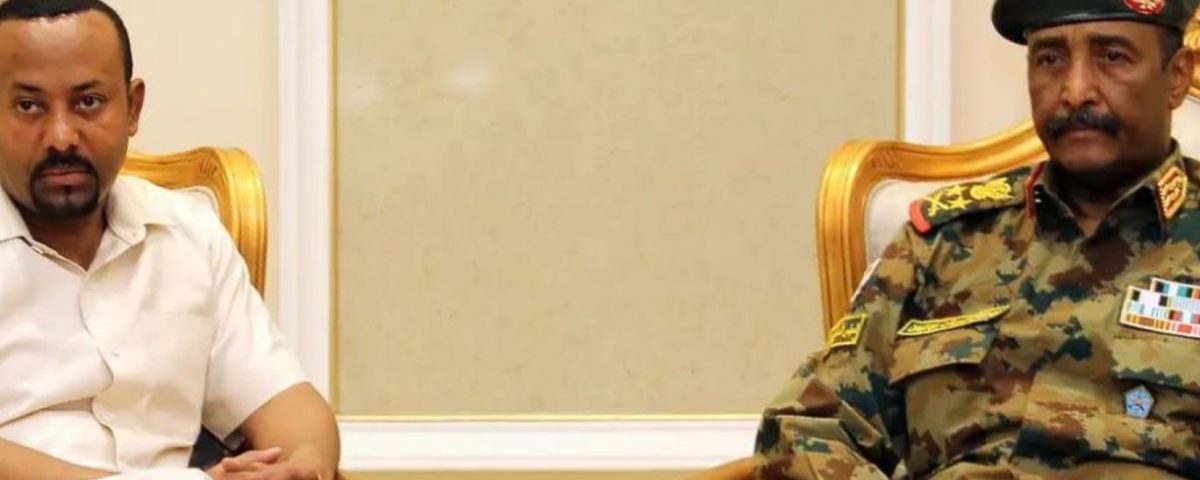 إلى اليمين عبدالفتاح البرهان وإلى اليسار آبي أحمد