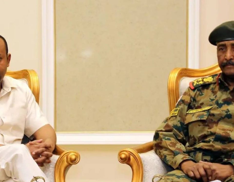 إلى اليمين عبدالفتاح البرهان وإلى اليسار آبي أحمد