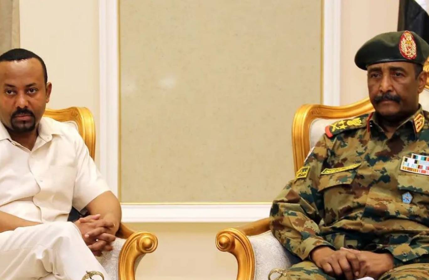 إلى اليمين عبدالفتاح البرهان وإلى اليسار آبي أحمد