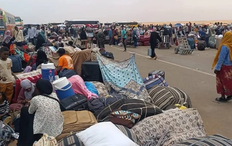 Sudanese returnees from Egypt crowded into the Argin border crossing