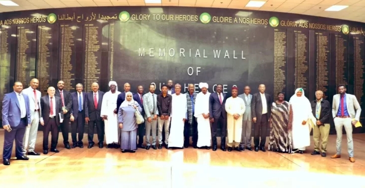 صورة جماعية للفرقاء السودانين ومنظمو التفاوض في أديس أبابا