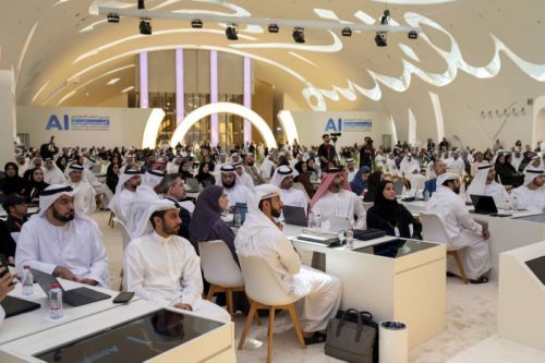 المشاركون خلال الورشة في دبي